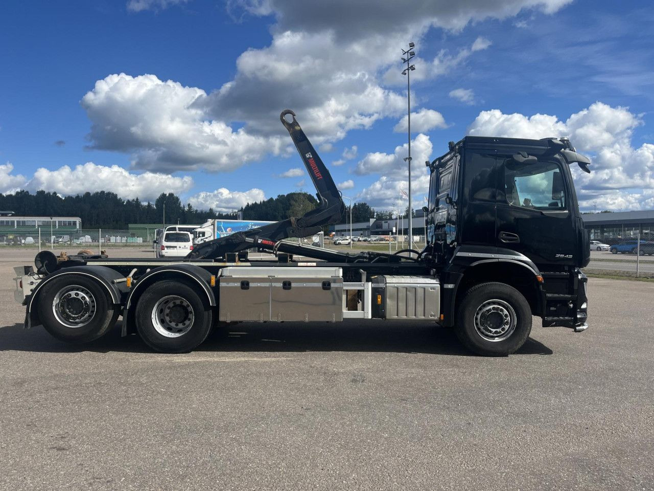 MERCEDES-BENZ Arocs 2543 6x2*4 / 21t Hooklift HIAB ULT21Z56 / 2022 - Kamion sa hidrauličnom kukom: slika 4 MERCEDES-BENZ Arocs 2543 6x2*4 / 21t Hooklift HIAB ULT21Z56 / 2022 - Kamion sa hidrauličnom kukom: slika 4