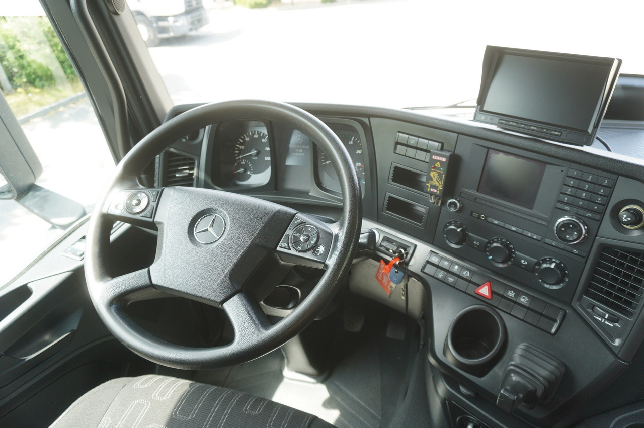 MERCEDES-BENZ Arocs 2633 flatbed truck / Crane FASSI F155A.0.23 / REMOTE CONTROL / 230,000 km MERCEDES-BENZ Arocs 2633 flatbed truck / Crane FASSI F155A.0.23 / REMOTE CONTROL / 230,000 km: slika 24