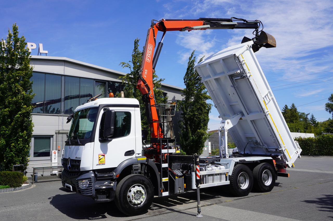 MERCEDES-BENZ Arocs 2636 / 6x4 / HDS Fassi / 3-Way Tipper / Bortmatic - Kamion sa dizalicom: slika 1 MERCEDES-BENZ Arocs 2636 / 6x4 / HDS Fassi / 3-Way Tipper / Bortmatic - Kamion sa dizalicom: slika 1