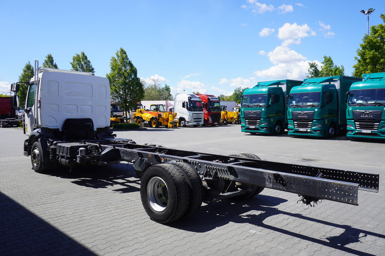 RENAULT Renault D16 / frame 7.3 m / Differential lock / 3 units - Kamion za prevoz kontejnera/ Kamion sa promenjivim sandukom: slika 4 RENAULT Renault D16 / frame 7.3 m / Differential lock / 3 units - Kamion za prevoz kontejnera/ Kamion sa promenjivim sandukom: slika 4
