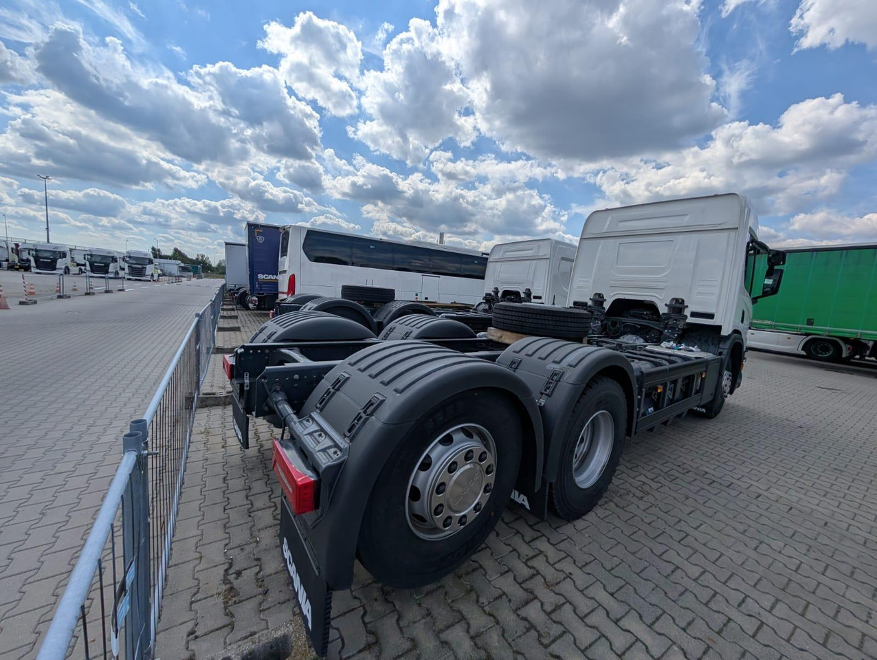 SCANIA P 340 B6x2*4NA / chassis frame / steering axle / CNG / large cab / 8 units - Kamion sa golom šasijom i zatvorenom kabinom: slika 4 SCANIA P 340 B6x2*4NA / chassis frame / steering axle / CNG / large cab / 8 units - Kamion sa golom šasijom i zatvorenom kabinom: slika 4