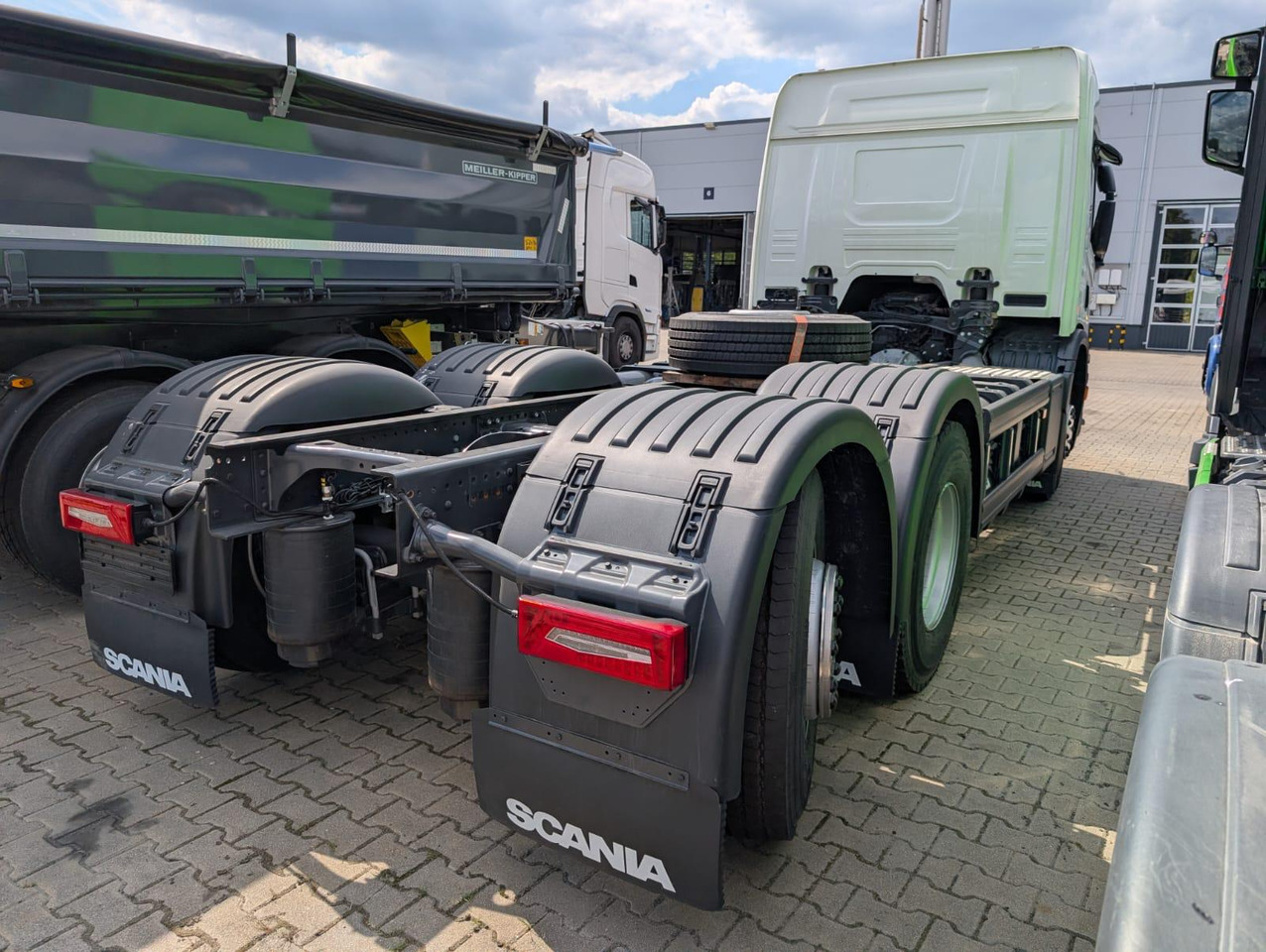 SCANIA P 340 B6x2*4NA / chassis frame / steering axle / CNG / large cab / 8 units - Kamion sa golom šasijom i zatvorenom kabinom: slika 3 SCANIA P 340 B6x2*4NA / chassis frame / steering axle / CNG / large cab / 8 units - Kamion sa golom šasijom i zatvorenom kabinom: slika 3