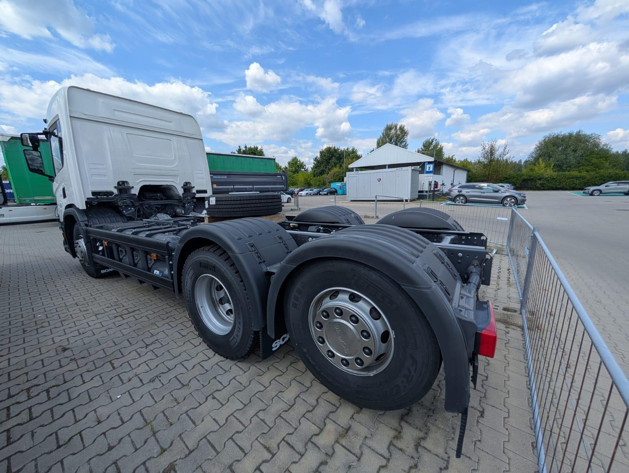 SCANIA P 340 B6x2*4NA / chassis frame / steering axle / CNG / large cab / 8 units - Kamion sa golom šasijom i zatvorenom kabinom: slika 3 SCANIA P 340 B6x2*4NA / chassis frame / steering axle / CNG / large cab / 8 units - Kamion sa golom šasijom i zatvorenom kabinom: slika 3