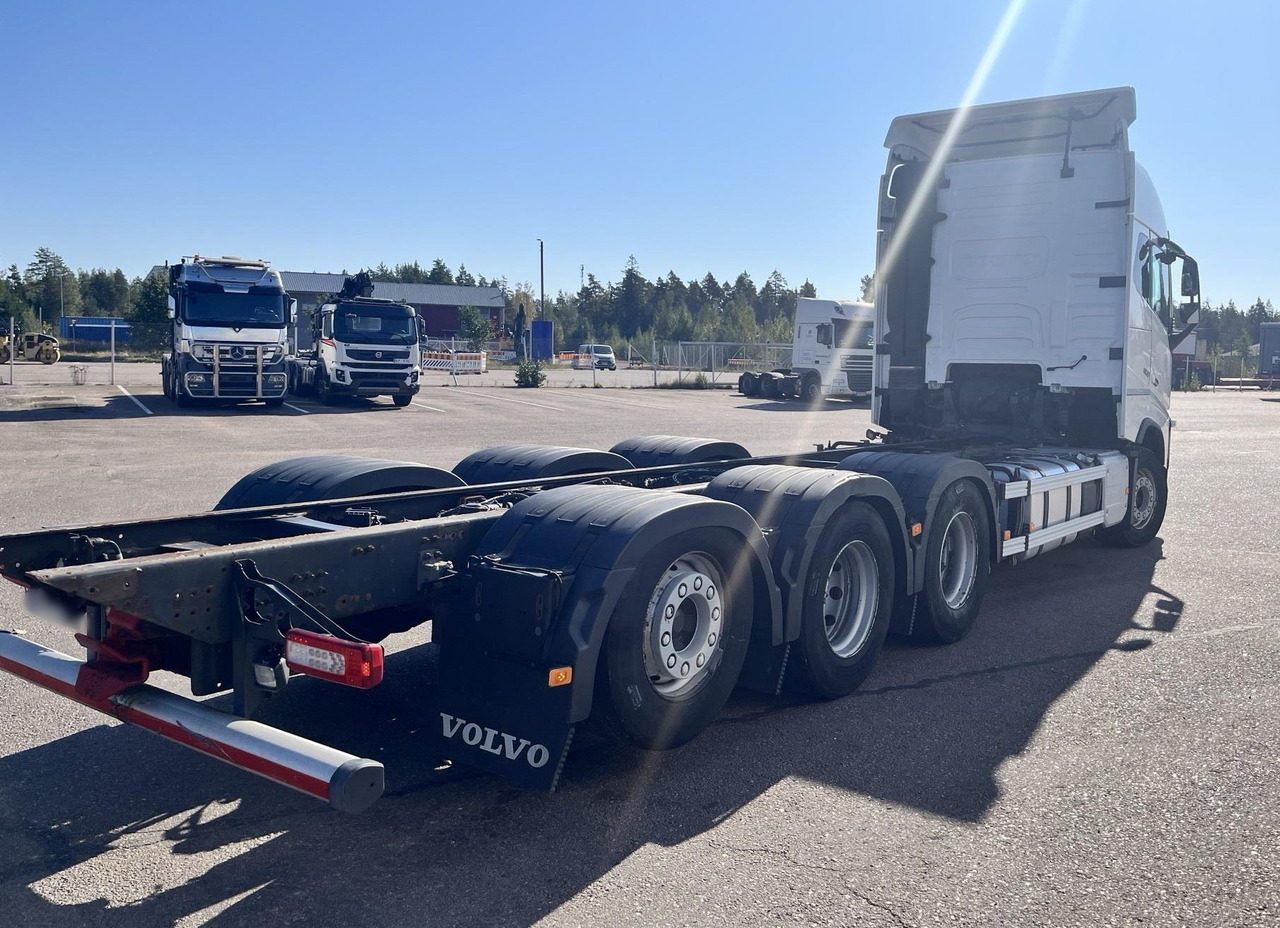 VOLVO FH 650 8x4 / Truck chassis / Sleeper cab - Kamion sa golom šasijom i zatvorenom kabinom: slika 3 VOLVO FH 650 8x4 / Truck chassis / Sleeper cab - Kamion sa golom šasijom i zatvorenom kabinom: slika 3