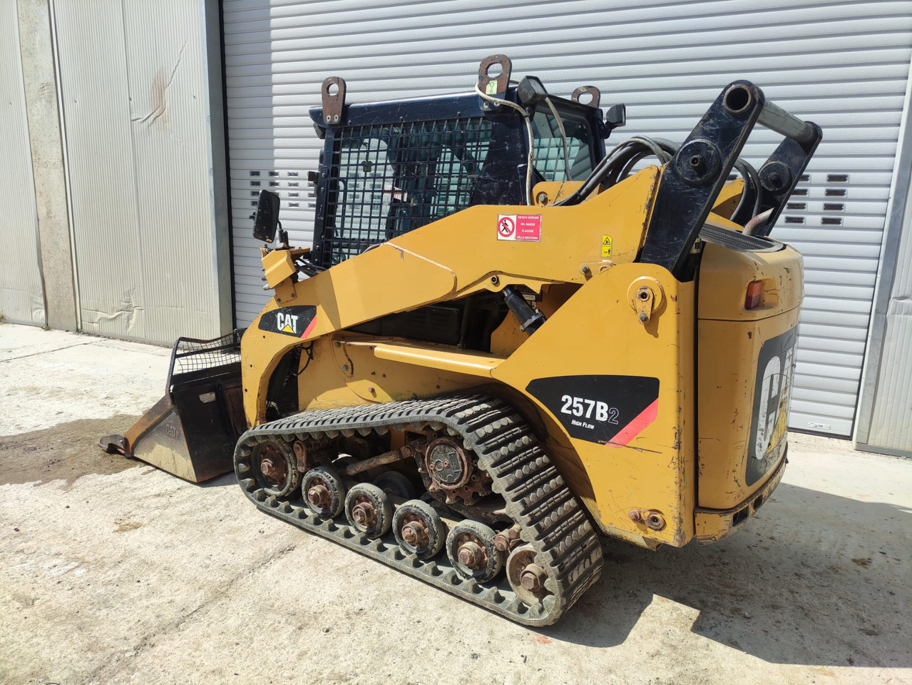 CATERPILLAR 257B2 - Kompaktni utovarivač guseničar: slika 2 CATERPILLAR 257B2 - Kompaktni utovarivač guseničar: slika 2