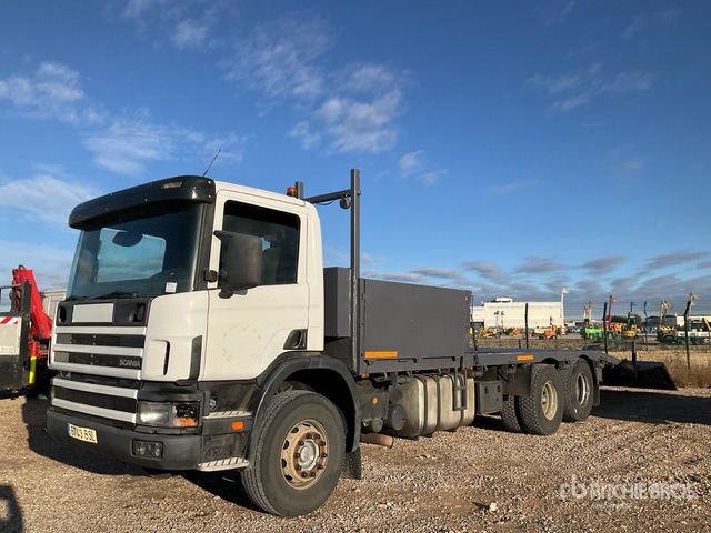 2002 Scania P 94G56X2NA300 6x2 Flatbed Truck - Kamion sa tovarnim sandukom: slika 1 2002 Scania P 94G56X2NA300 6x2 Flatbed Truck - Kamion sa tovarnim sandukom: slika 1