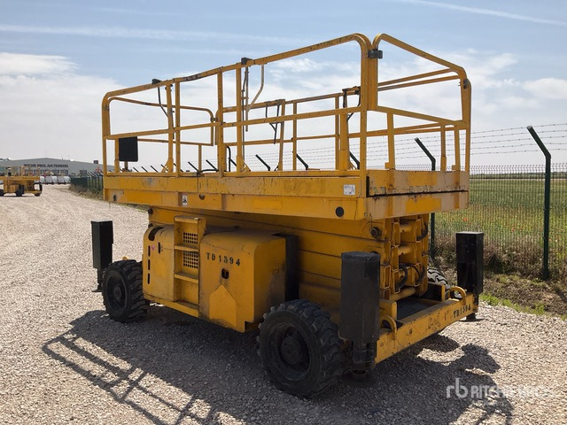 2004 Haulotte H15SX 4x4 Diesel Scissor Lift - Lift u obliku makaza: slika 4 2004 Haulotte H15SX 4x4 Diesel Scissor Lift - Lift u obliku makaza: slika 4