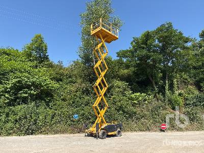 HAULOTTE COMPACT 12DX 4x4 Diesel Nacelle Ciseau - Lift u obliku makaza: slika 2 HAULOTTE COMPACT 12DX 4x4 Diesel Nacelle Ciseau - Lift u obliku makaza: slika 2