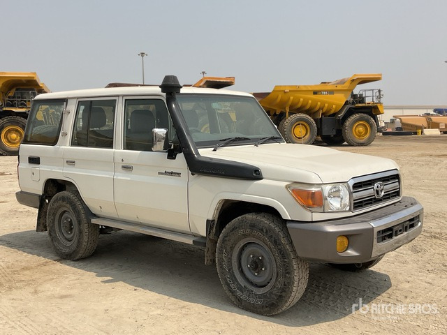 2011 Toyota Land Cruiser LX 76R 4x4 SUV - SUVSUV: slika 2 2011 Toyota Land Cruiser LX 76R 4x4 SUV - SUVSUV: slika 2
