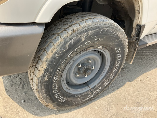 2011 Toyota Land Cruiser LX 76R 4x4 SUV - SUVSUV: slika 5 2011 Toyota Land Cruiser LX 76R 4x4 SUV - SUVSUV: slika 5