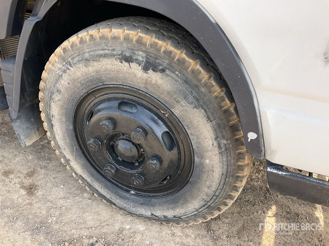 2014 Mitsubishi 4x2 Crew Cab Flatbed Truck - Kamion sa tovarnim sandukom: slika 5 2014 Mitsubishi 4x2 Crew Cab Flatbed Truck - Kamion sa tovarnim sandukom: slika 5