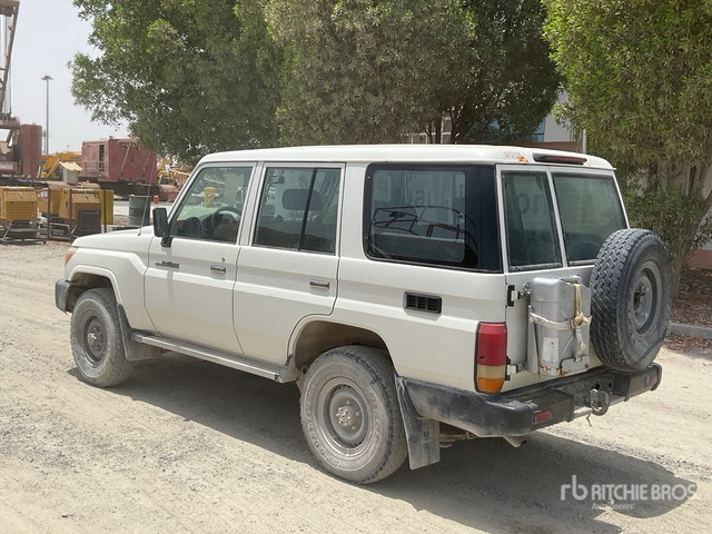 2018 Toyota Land Cruiser 76L 4x4 SUV - SUVSUV: slika 4 2018 Toyota Land Cruiser 76L 4x4 SUV - SUVSUV: slika 4