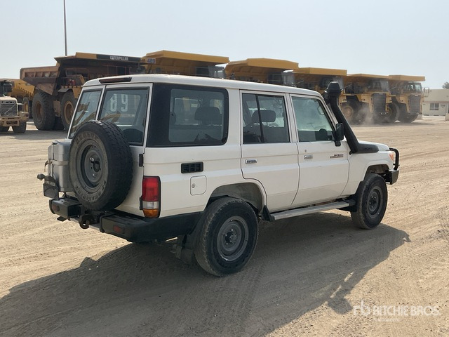 2021 Toyota Land Cruiser 76L 4x4 SUV - SUVSUV: slika 4 2021 Toyota Land Cruiser 76L 4x4 SUV - SUVSUV: slika 4