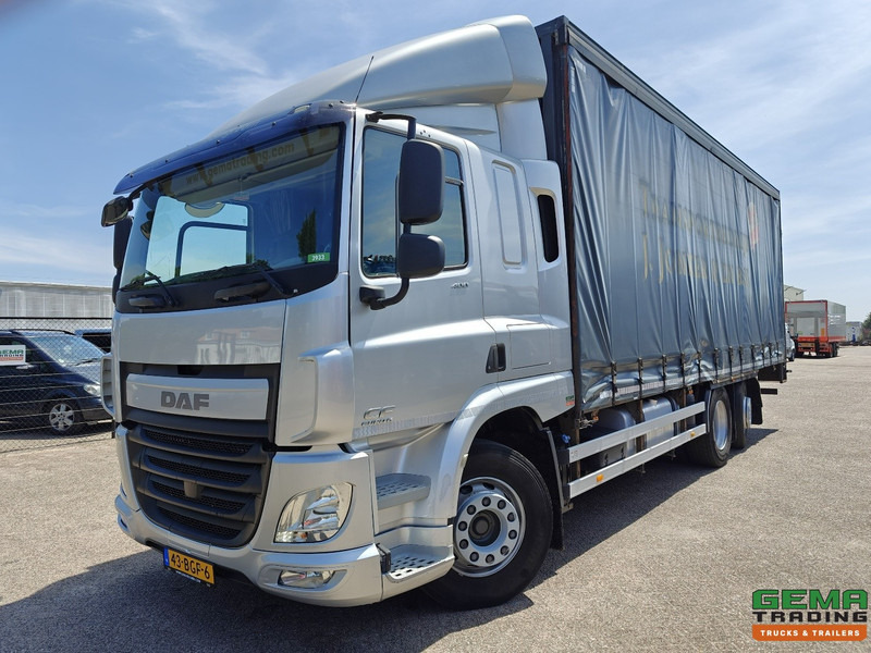 DAF CF 400 FAN 6x2/4 SpaceCab Euro6A - Schuifzeilenbak 7.7m + Laadklep 2000kg - HH Vloer - AanhangerKoppeling - Kamion sa ceradom: slika 1 DAF CF 400 FAN 6x2/4 SpaceCab Euro6A - Schuifzeilenbak 7.7m + Laadklep 2000kg - HH Vloer - AanhangerKoppeling - Kamion sa ceradom: slika 1
