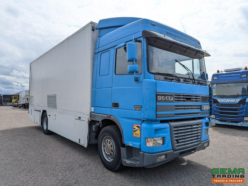 DAF XF95.430 4x2 Spacecab Euro2 - Retarder - Geslotenbak 7.7m - Handgeschakeld - Vangmuil - Kamion sa zatvorenim sandukom: slika 2 DAF XF95.430 4x2 Spacecab Euro2 - Retarder - Geslotenbak 7.7m - Handgeschakeld - Vangmuil - Kamion sa zatvorenim sandukom: slika 2