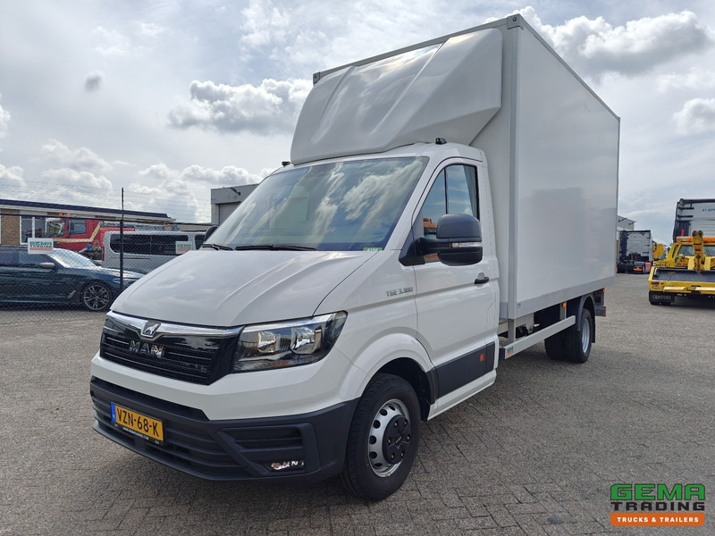 MAN TGE 3.180 4x2 Dagcabine Euro6D - GeslotenBak 4.2m + Laadklep 750KG - Dubbellucht - 5500km! NIEUWSTAAT! ONGEBRUIKT! - Dostavno vozilo sa zatvorenim sandukom: slika 1 MAN TGE 3.180 4x2 Dagcabine Euro6D - GeslotenBak 4.2m + Laadklep 750KG - Dubbellucht - 5500km! NIEUWSTAAT! ONGEBRUIKT! - Dostavno vozilo sa zatvorenim sandukom: slika 1