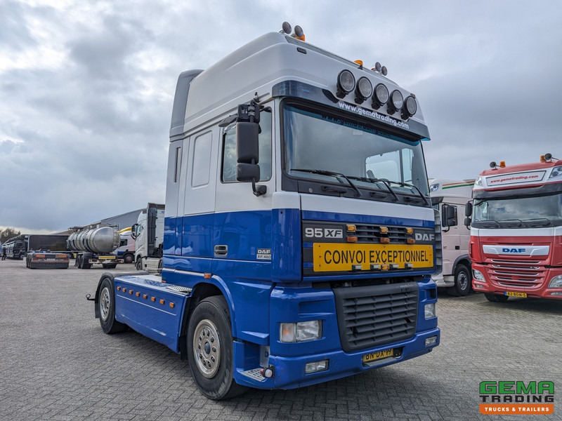 DAF 95XF.480 4x2 Superspacecab Euro3 - Handgeschakeld - Limited Edition Interieur - Side Skirts - Luchthoorns - Tegljač: slika 2 DAF 95XF.480 4x2 Superspacecab Euro3 - Handgeschakeld - Limited Edition Interieur - Side Skirts - Luchthoorns - Tegljač: slika 2