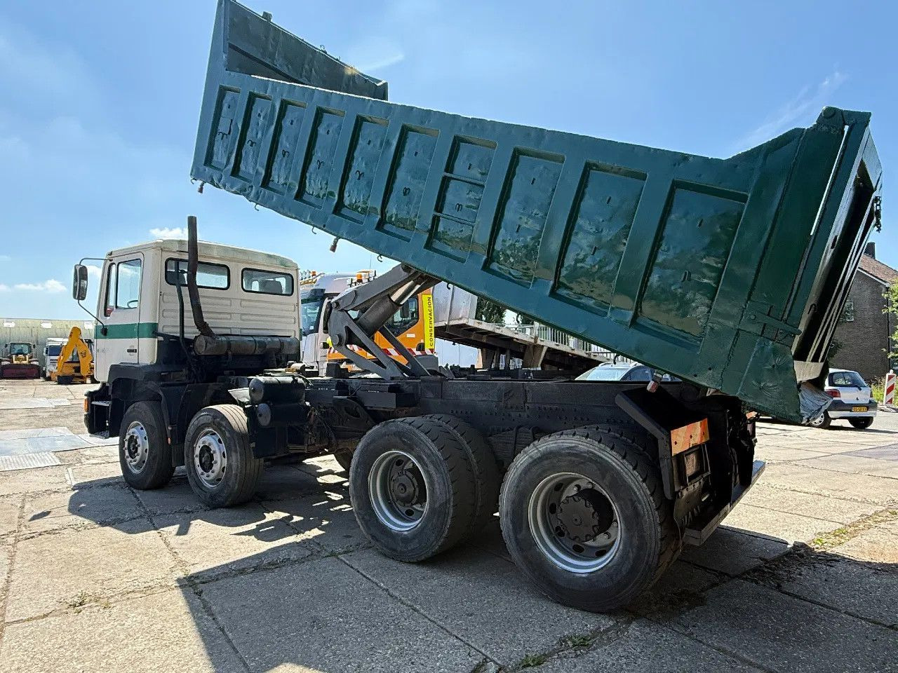 MAN 35.372 8X4 Tipper Spring/Spring ZF Manual Gear E - Istovarivač: slika 3 MAN 35.372 8X4 Tipper Spring/Spring ZF Manual Gear E - Istovarivač: slika 3