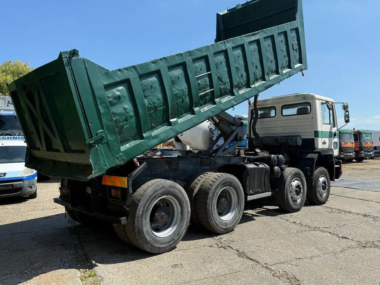 MAN 35.372 8X4 Tipper Spring/Spring ZF Manual Gear E - Istovarivač: slika 4 MAN 35.372 8X4 Tipper Spring/Spring ZF Manual Gear E - Istovarivač: slika 4