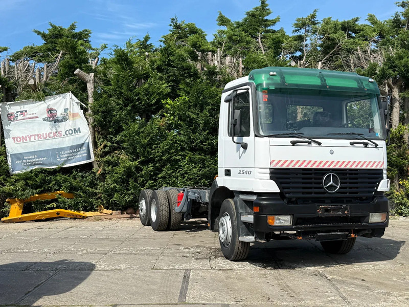 Mercedes-Benz Actros 2540 V6 6X2 Chassis Spring/Air Manual gearbox - Kamion sa golom šasijom i zatvorenom kabinom: slika 1 Mercedes-Benz Actros 2540 V6 6X2 Chassis Spring/Air Manual gearbox - Kamion sa golom šasijom i zatvorenom kabinom: slika 1