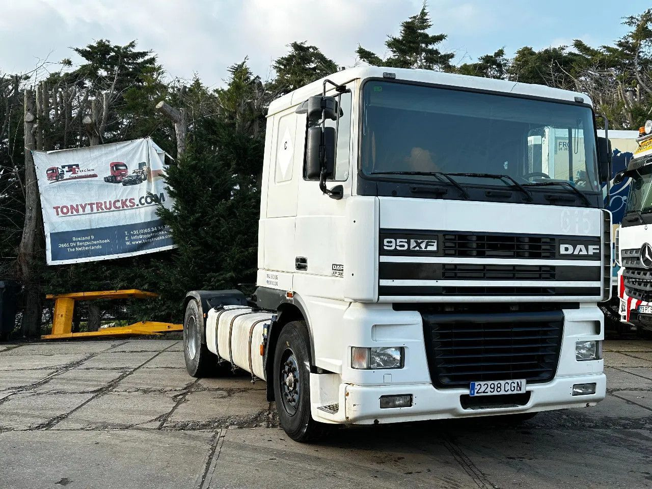 DAF XF 95.380 4X2 Tractor-unit Spring/Air ZF Manual DAF XF 95.380 4X2 Tractor-unit Spring/Air ZF Manual - Tegljač: slika 1 DAF XF 95.380 4X2 Tractor-unit Spring/Air ZF Manual DAF XF 95.380 4X2 Tractor-unit Spring/Air ZF Manual - Tegljač: slika 1