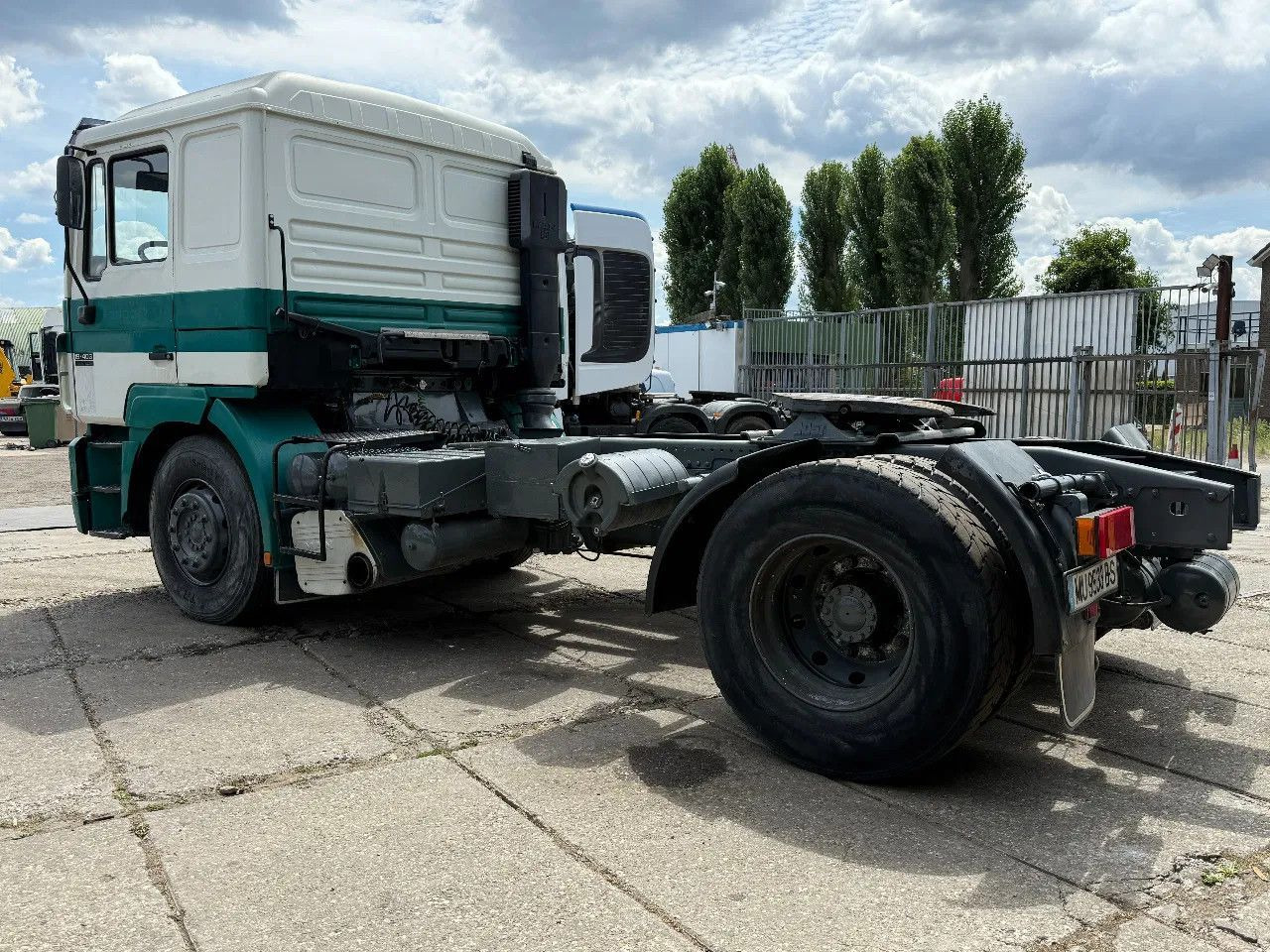 MAN 19.403 4X2 Tractor-unit Spring/Air ZF Manual Gea - Tegljač: slika 3 MAN 19.403 4X2 Tractor-unit Spring/Air ZF Manual Gea - Tegljač: slika 3