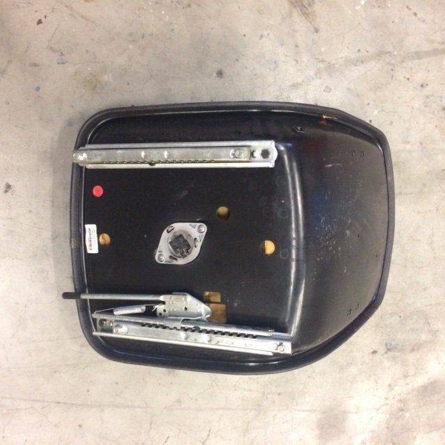 Seat for Scrubber vacuum cleaner Nilfisk BR 850 - Sedište za Mašina za pranje podova: slika 2 Seat for Scrubber vacuum cleaner Nilfisk BR 850 - Sedište za Mašina za pranje podova: slika 2