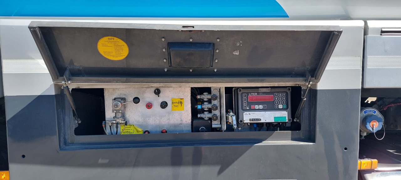 MERCEDES Antos - Kamion cisterna: slika 2 MERCEDES Antos - Kamion cisterna: slika 2