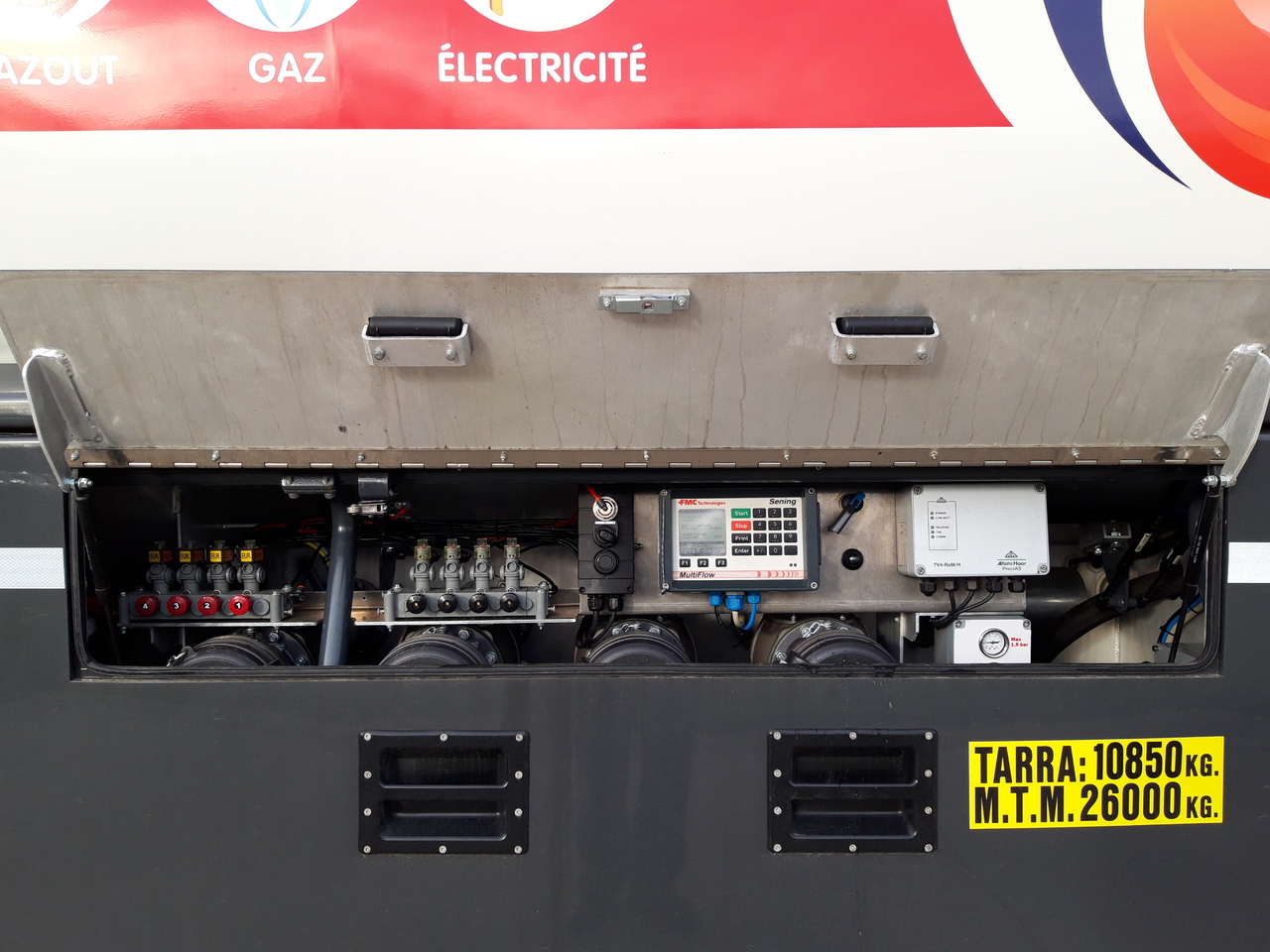 Kamion cisterna VOLVO FM: slika 20