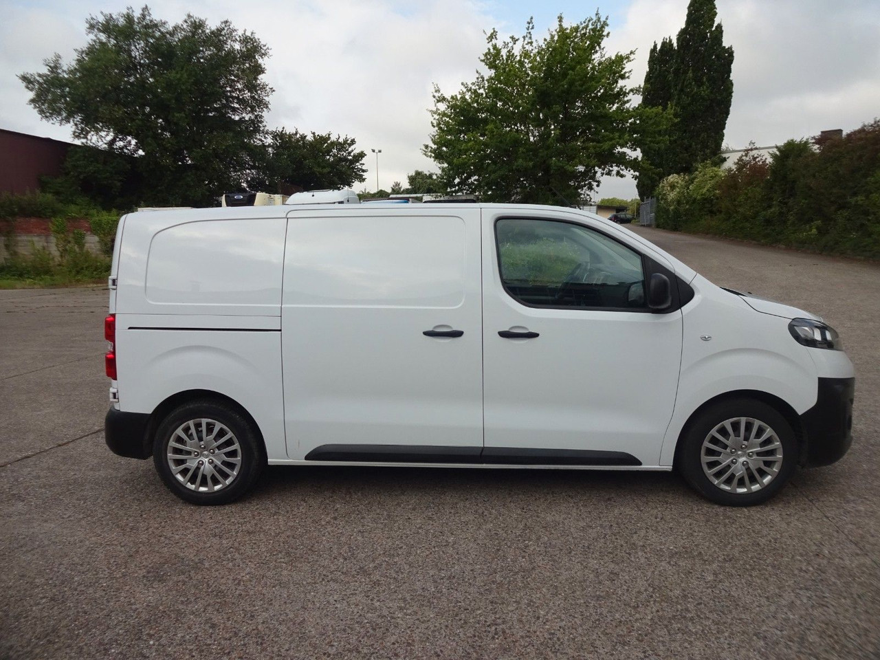 Opel Vivaro Kasten L1H1, Klima, PDC, Tempomat - Mali kombi: slika 4 Opel Vivaro Kasten L1H1, Klima, PDC, Tempomat - Mali kombi: slika 4