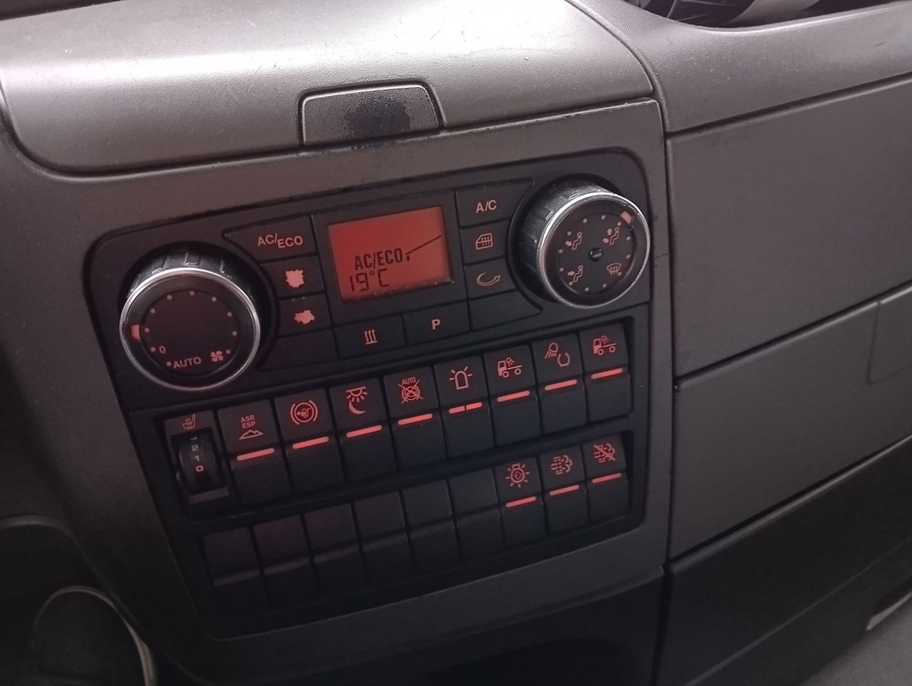 Tegljač MAN TGX 18:440 FLT XLX 2xTank Klima Spoiler Kühlbox MAN TGX 18:440 FLT XLX 2xTank Klima Spoiler Kühlbox: slika 32