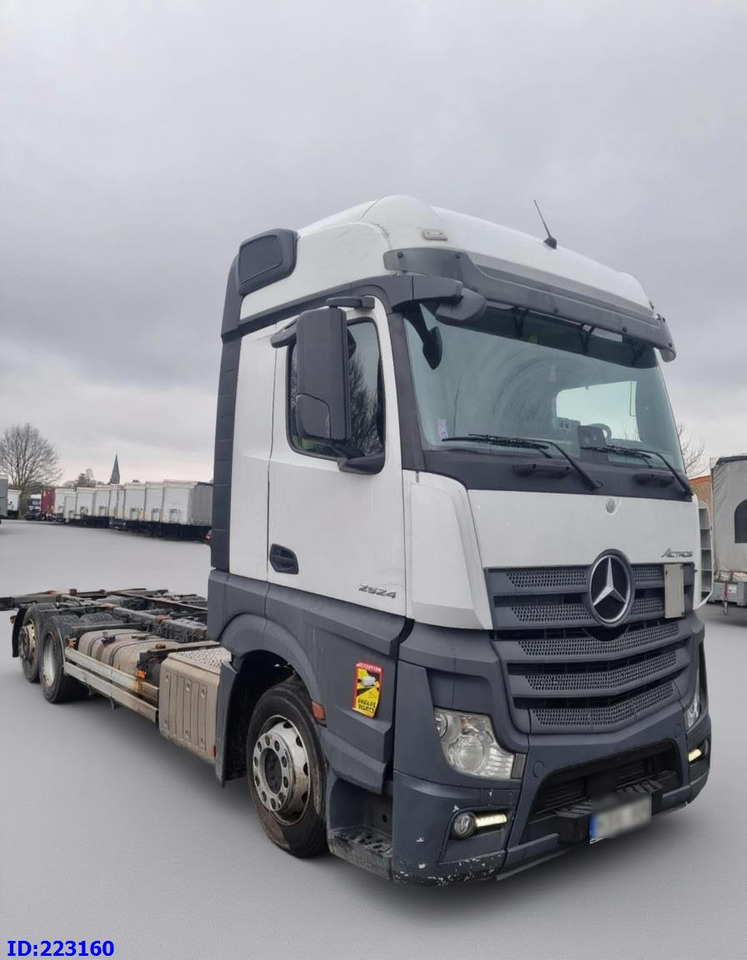 MERCEDES-BENZ Actros 2542 BDF Euro6 - Kamion sa golom šasijom i zatvorenom kabinom: slika 2 MERCEDES-BENZ Actros 2542 BDF Euro6 - Kamion sa golom šasijom i zatvorenom kabinom: slika 2