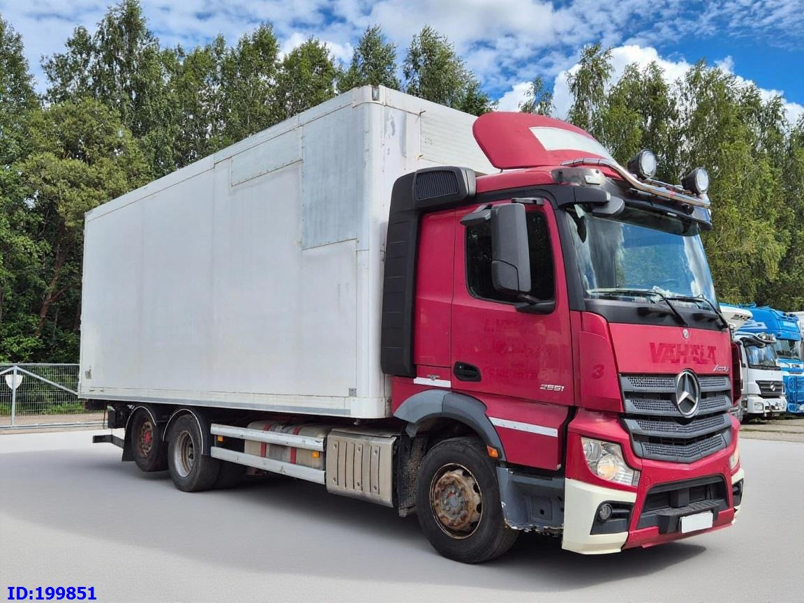 MERCEDES-BENZ Actros 2551 6x2 Euro5 - Kamion sa zatvorenim sandukom: slika 2 MERCEDES-BENZ Actros 2551 6x2 Euro5 - Kamion sa zatvorenim sandukom: slika 2