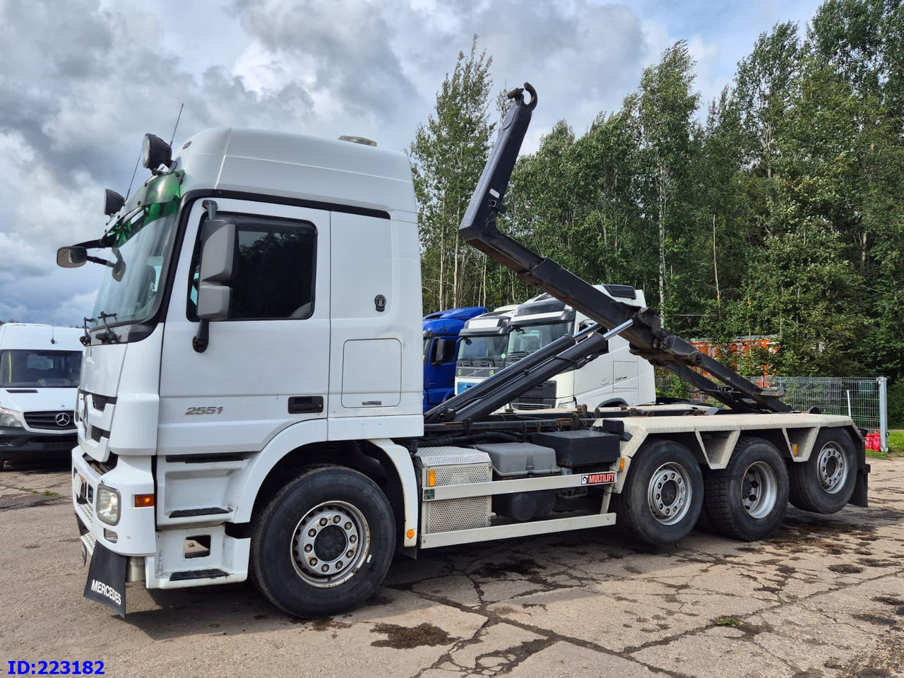 MERCEDES-BENZ Actros 2551 8x2 V8 Retarder - Kamion sa hidrauličnom kukom: slika 1 MERCEDES-BENZ Actros 2551 8x2 V8 Retarder - Kamion sa hidrauličnom kukom: slika 1