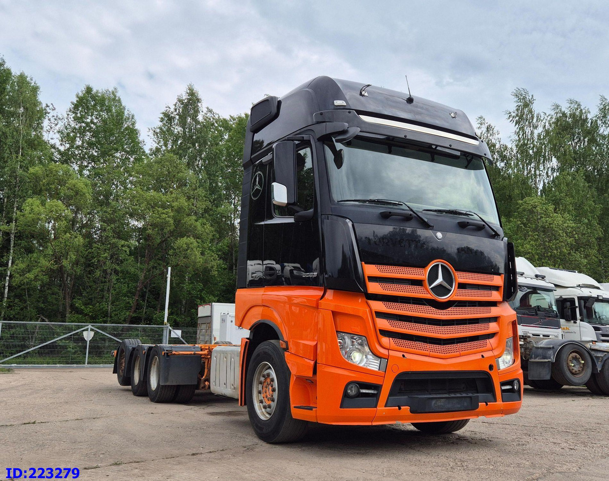 MERCEDES-BENZ Actros 3563 8×4 ( Steering axle) - Kamion sa golom šasijom i zatvorenom kabinom: slika 4 MERCEDES-BENZ Actros 3563 8×4 ( Steering axle) - Kamion sa golom šasijom i zatvorenom kabinom: slika 4
