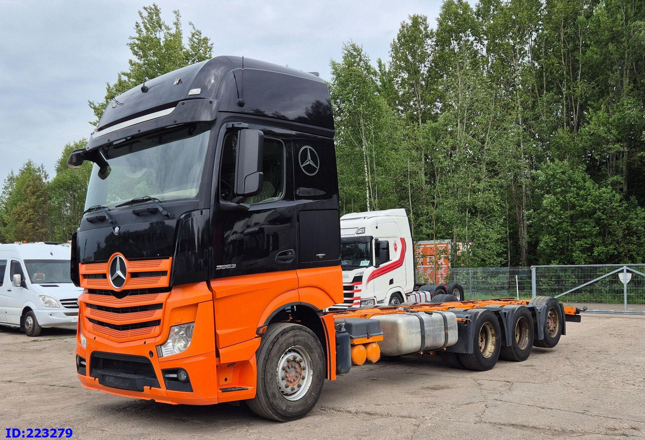 MERCEDES-BENZ Actros 3563 8×4 ( Steering axle) - Kamion sa golom šasijom i zatvorenom kabinom: slika 1 MERCEDES-BENZ Actros 3563 8×4 ( Steering axle) - Kamion sa golom šasijom i zatvorenom kabinom: slika 1