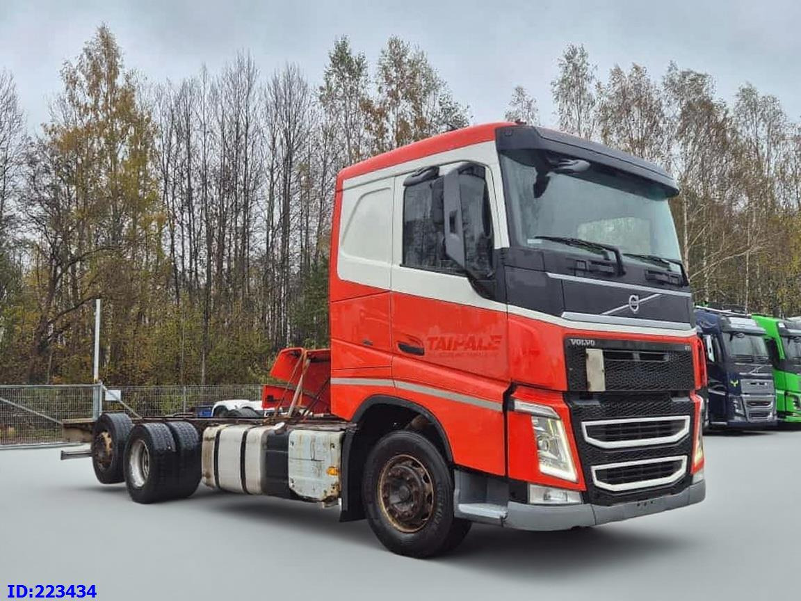 VOLVO FH13 500HP 6x2 - Kamion sa golom šasijom i zatvorenom kabinom: slika 4 VOLVO FH13 500HP 6x2 - Kamion sa golom šasijom i zatvorenom kabinom: slika 4