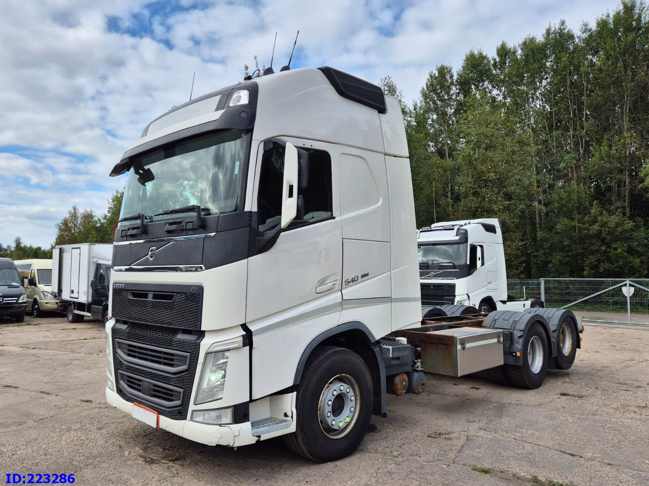 VOLVO FH13 540HP 6x2 (10 tyre) Euro6 - Kamion sa golom šasijom i zatvorenom kabinom: slika 1 VOLVO FH13 540HP 6x2 (10 tyre) Euro6 - Kamion sa golom šasijom i zatvorenom kabinom: slika 1