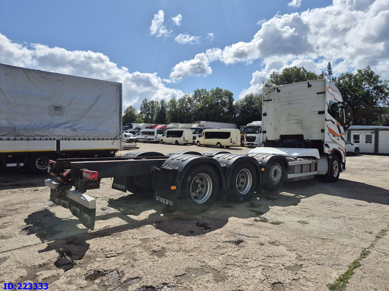 VOLVO FH16 650HP 8X4 (Steering axle) - Kamion sa golom šasijom i zatvorenom kabinom: slika 5 VOLVO FH16 650HP 8X4 (Steering axle) - Kamion sa golom šasijom i zatvorenom kabinom: slika 5