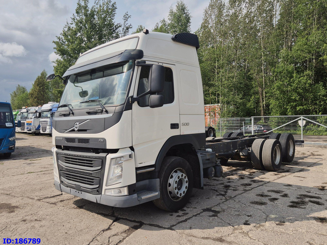 VOLVO FM13 500HP 6x2 - Kamion sa golom šasijom i zatvorenom kabinom: slika 1 VOLVO FM13 500HP 6x2 - Kamion sa golom šasijom i zatvorenom kabinom: slika 1
