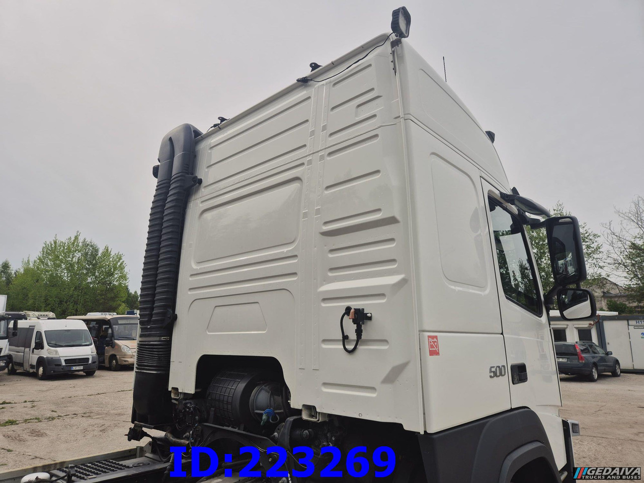 VOLVO FM13 500HP 8x2 (2 steering axels) - Kamion sa golom šasijom i zatvorenom kabinom: slika 4 VOLVO FM13 500HP 8x2 (2 steering axels) - Kamion sa golom šasijom i zatvorenom kabinom: slika 4