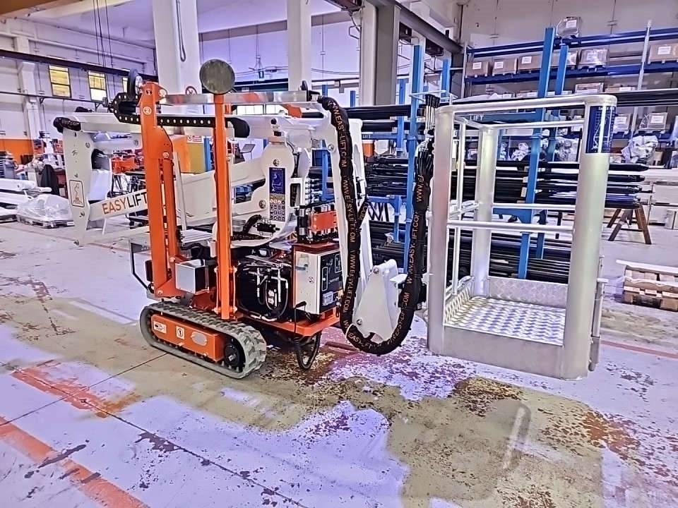 EasyLift R130 - Zglobna platforma: slika 1 EasyLift R130 - Zglobna platforma: slika 1