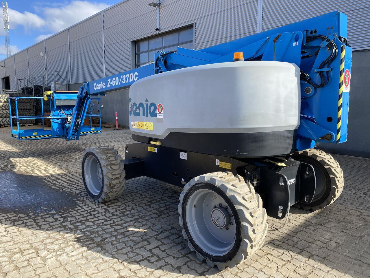 Genie Z60/37 DC - Zglobna platforma: slika 2 Genie Z60/37 DC - Zglobna platforma: slika 2