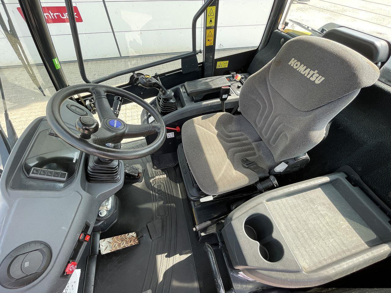 Komatsu WA70M-8EO - Zglobni utovarivač: slika 3 Komatsu WA70M-8EO - Zglobni utovarivač: slika 3