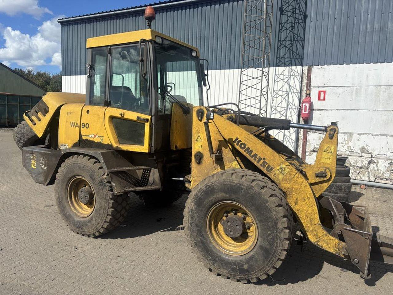 Zglobni utovarivač Komatsu WA90-3: slika 1