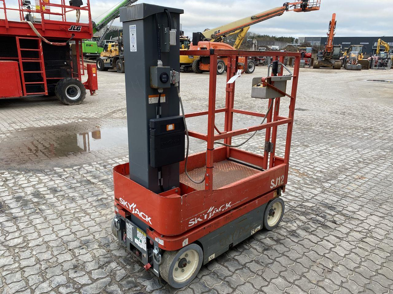Skyjack SJ12 - Jarbolna penjajuća platforma: slika 4 Skyjack SJ12 - Jarbolna penjajuća platforma: slika 4