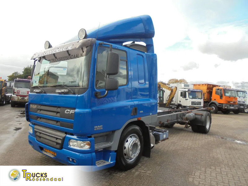 DAF CF 75.250 + Euro 5 - Kamion sa golom šasijom i zatvorenom kabinom: slika 1 DAF CF 75.250 + Euro 5 - Kamion sa golom šasijom i zatvorenom kabinom: slika 1