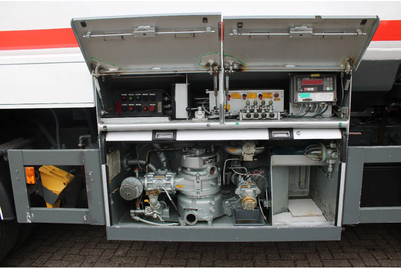 DAF CF 85.430 + PUMP/METERS + 4 COMPART / 15.000 LITER + COMPLETE SYSTEM WORKING - Kamion cisterna: slika 5 DAF CF 85.430 + PUMP/METERS + 4 COMPART / 15.000 LITER + COMPLETE SYSTEM WORKING - Kamion cisterna: slika 5