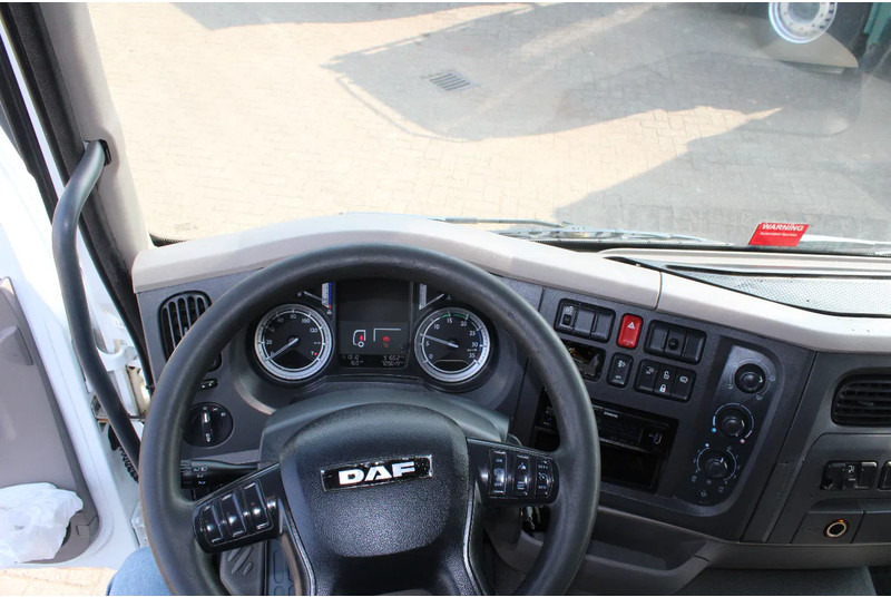 Interior photo 1: Kamion sa zatvorenim sandukom DAF LF 210 + euro 6 + lift
