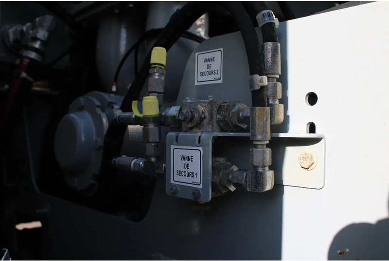 Vakuumska cisterna MAN TGM 26.340 + RIVARD 11.8M3 + PUMP + EURO 6: slika 11 Vakuumska cisterna MAN TGM 26.340 + RIVARD 11.8M3 + PUMP + EURO 6: slika 11